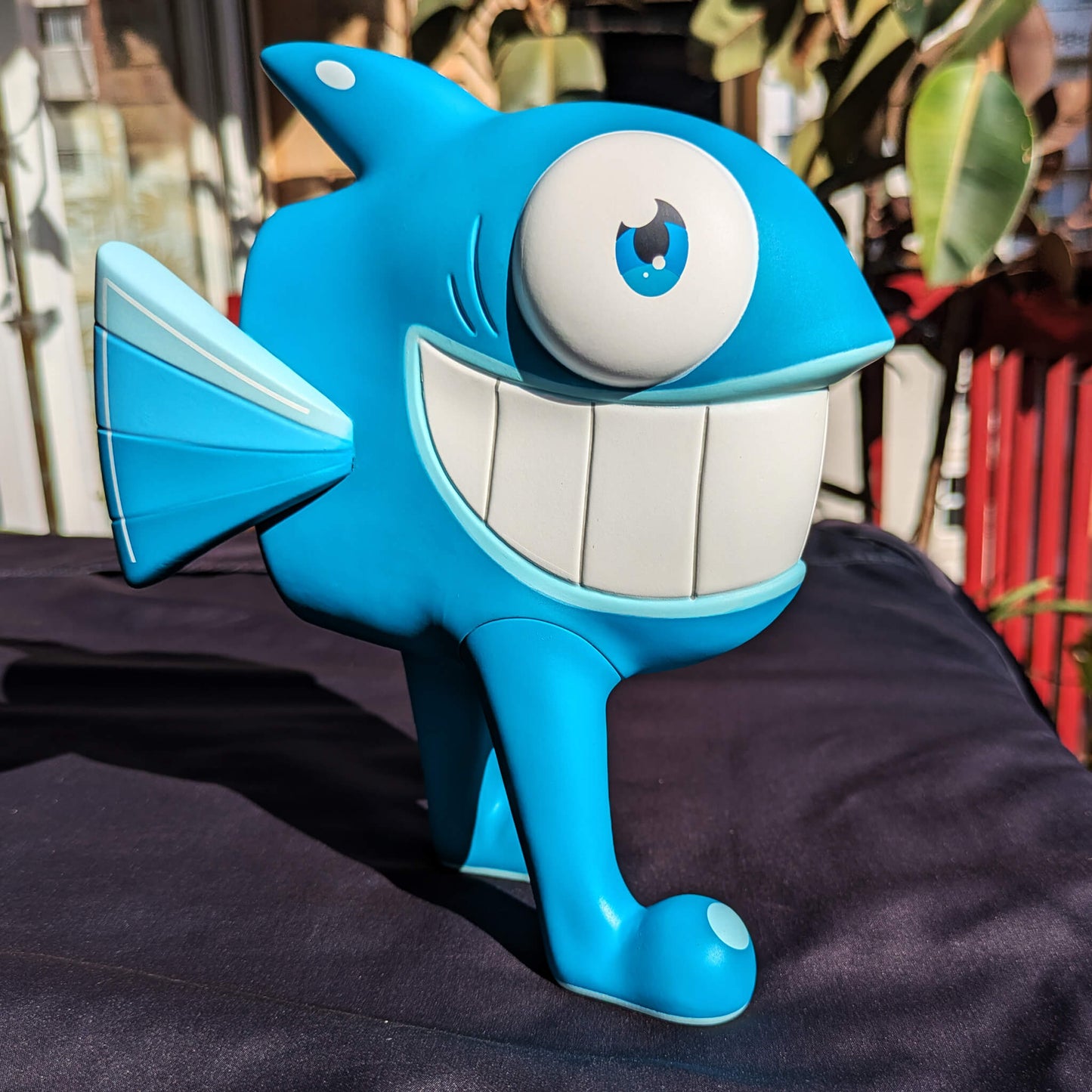 Art Toy "Walking Fish (Blue classic Edition)" by Pez (back)