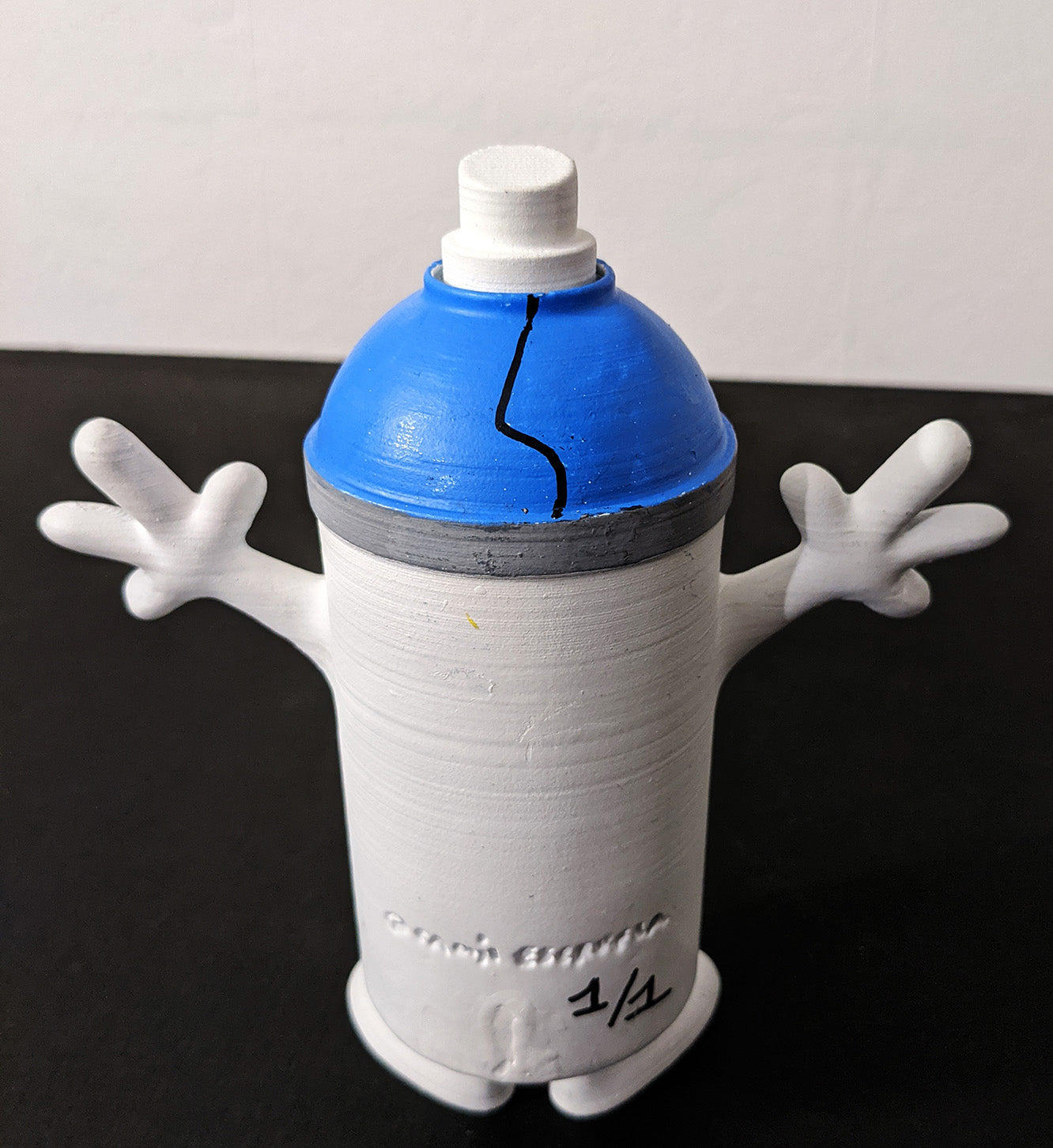 @camilescruela toy "Spray can" (back)