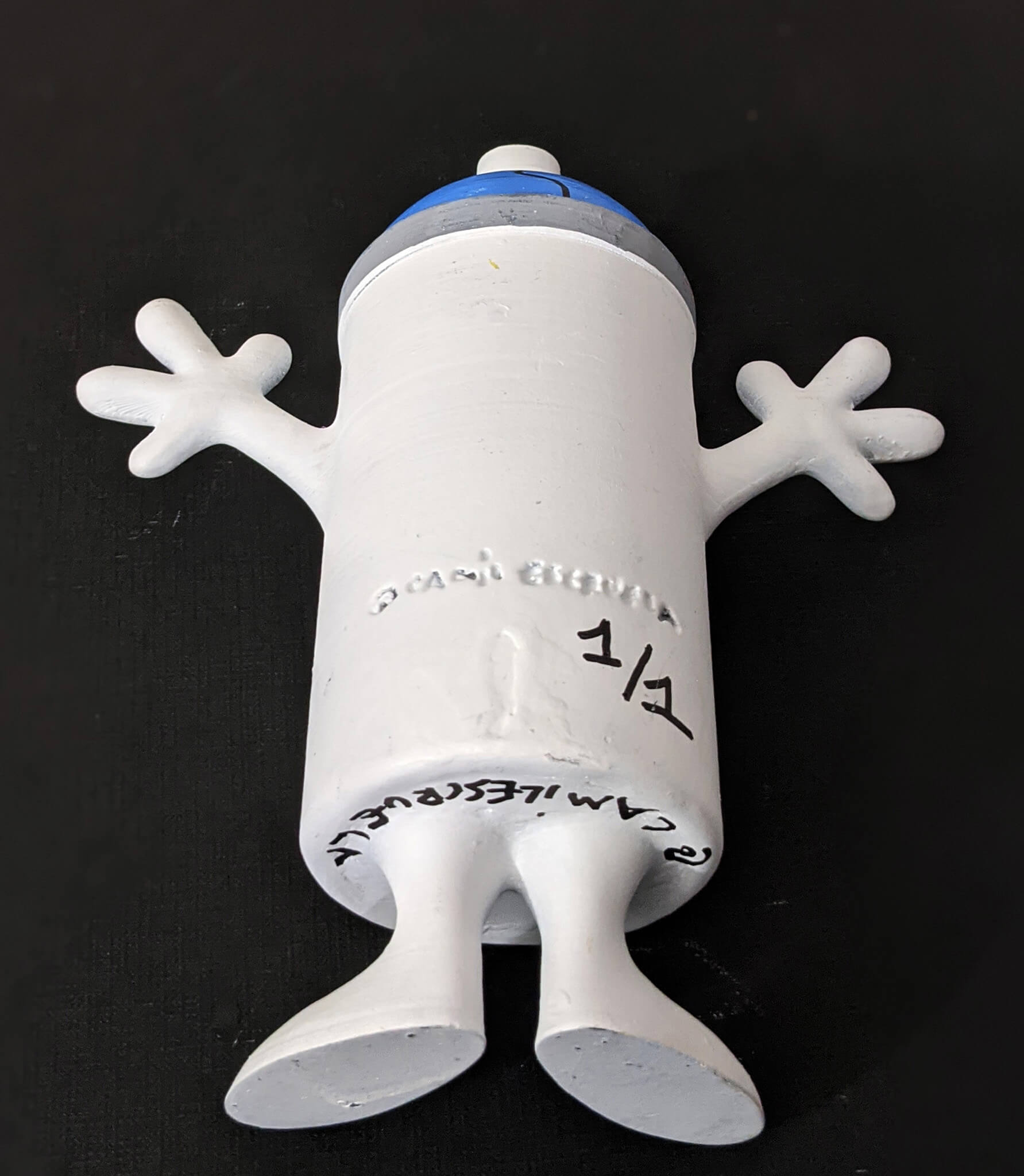 @camilescruela toy "Spray can" (back)